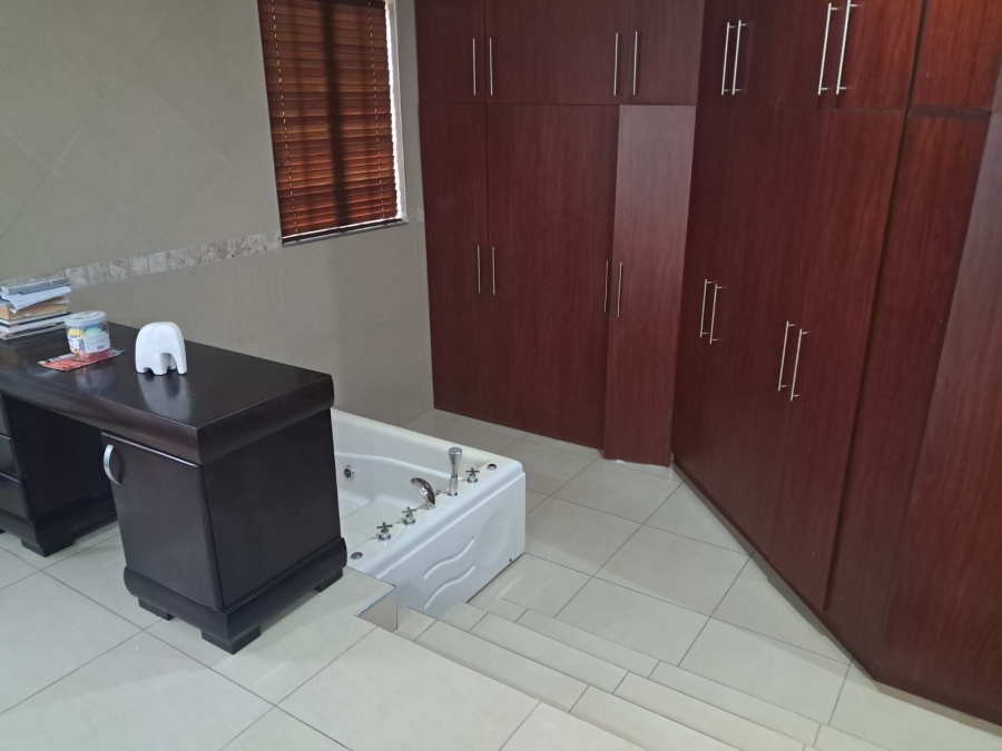 6 Bedroom Property for Sale in Safari Gardens North West